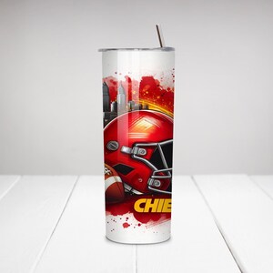Pu&ograve; includere: Un bicchiere in acciaio inossidabile bianco con un design rosso e giallo che presenta un casco da football e la parola "Chiefs".