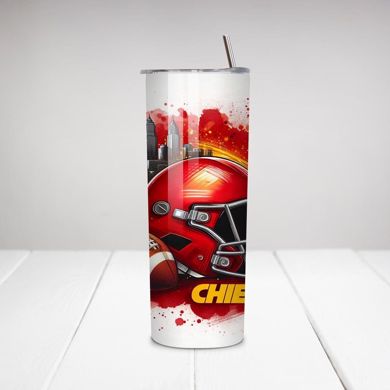 Pu&ograve; includere: Un bicchiere in acciaio inossidabile bianco con un design rosso e giallo che presenta un casco da football e la parola "Chiefs".