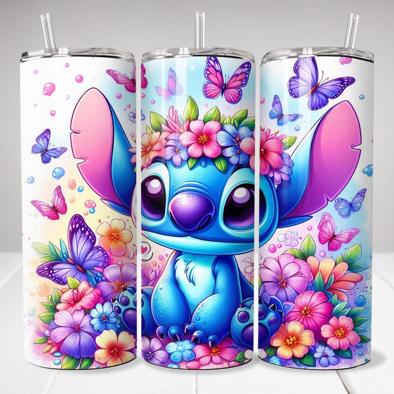 Puede incluir: Un personaje de dibujos animados azul con ojos grandes y una corona de flores se sienta en una cama de flores y mariposas coloridas. El personaje est&aacute; rodeado de flores rosas, moradas, amarillas y azules. El fondo es azul claro con puntos blancos.