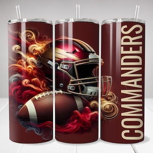 Puede incluir: Un vaso de acero inoxidable de color marrón y dorado con un casco de fútbol americano y un diseño de balón de fútbol. El vaso tiene la palabra "COMMANDERS" en el lateral.