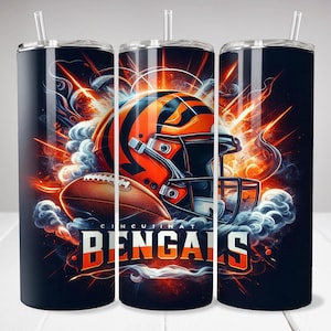 Op de afbeelding: Een roestvrijstalen tumbler met een zwart en oranje ontwerp met een voetbalhelm en een voetbal. Het ontwerp bevat de woorden "Cincinnati Bengals".