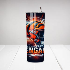 Op de afbeelding: Een roestvrijstalen tumbler met een kleurrijk ontwerp met een voetbalhelm en de woorden "Cincinnati Bengals".
