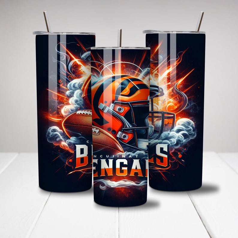 Op de afbeelding: Een zwarte en oranje roestvrijstalen beker met een afbeelding van een voetbalhelm en de tekst "Cincinnati Bengals".