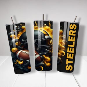 K&ouml;nnte beinhalten: Drei schwarze und goldene Becher mit einem Footballhelm und einem Football-Design. Die Becher haben das Wort "Steelers" auf einer Seite.