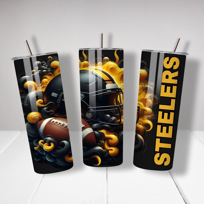 K&ouml;nnte beinhalten: Drei schwarze und goldene Becher mit einem Footballhelm und einem Football-Design. Die Becher haben das Wort "Steelers" auf einer Seite.