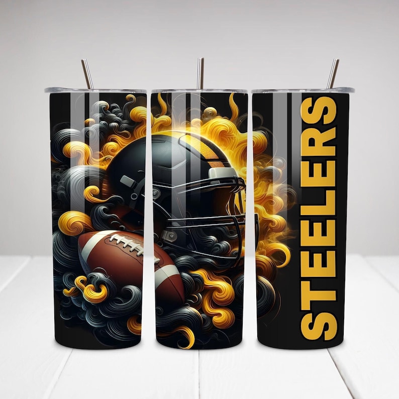 K&ouml;nnte beinhalten: Ein schwarzer und goldener Edelstahlbecher mit einem Footballhelm und einem Football-Design. Auf dem Becher steht "Steelers".