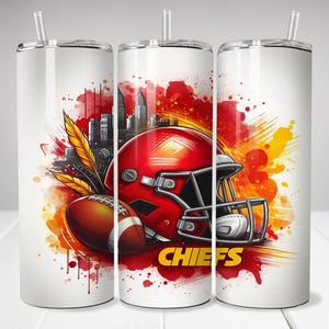 Pu&ograve; includere: Un bicchiere in acciaio inossidabile bianco con un design ad acquerello rosso e giallo che presenta un casco da football americano, un pallone da football e la parola "CHIEFS".