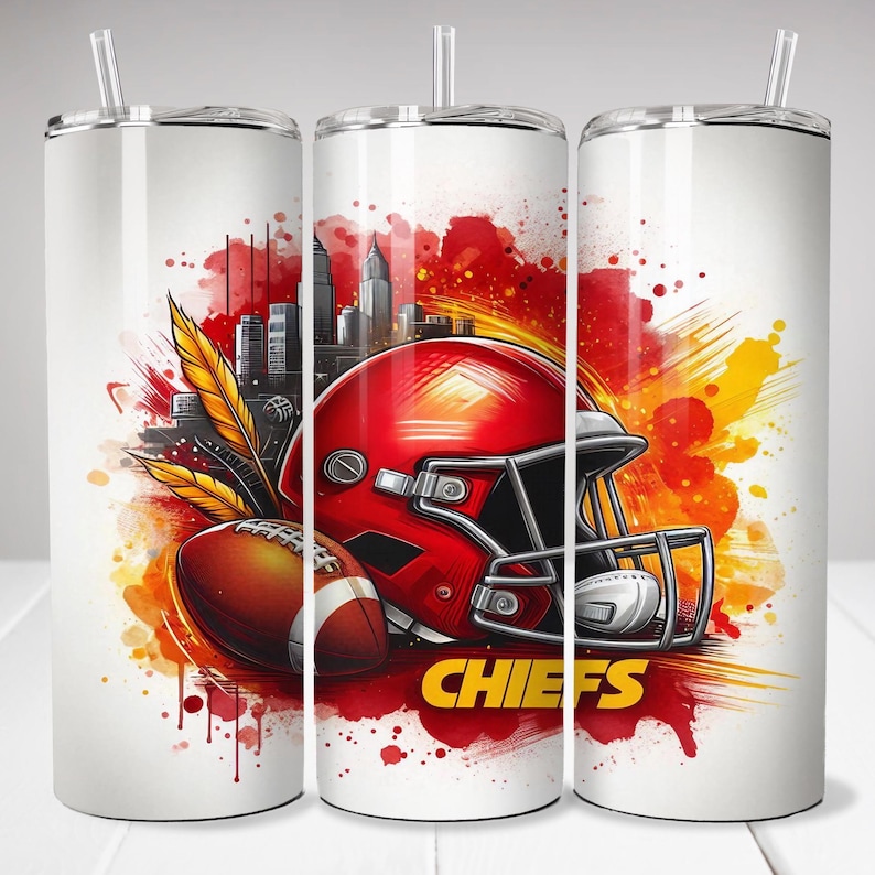 Pu&ograve; includere: Un bicchiere in acciaio inossidabile bianco con un design ad acquerello rosso e giallo che presenta un casco da football americano, un pallone da football e la parola "CHIEFS".