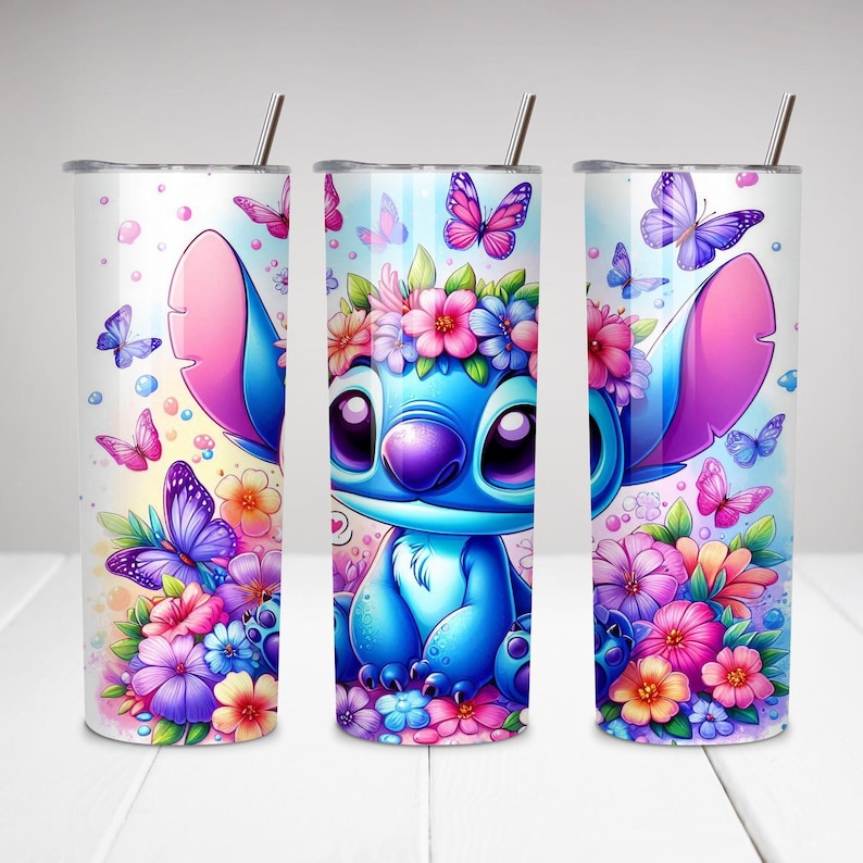 Puede incluir: Un personaje de dibujos animados azul y morado con una corona de flores en un vaso blanco con un dise&ntilde;o floral. El vaso tiene una pajita.