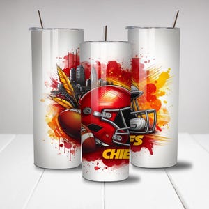 Pu&ograve; includere: Un bicchiere in acciaio inossidabile bianco con un design grafico rosso, giallo e bianco che presenta un casco da football americano, un pallone da football e la parola "Chiefs".