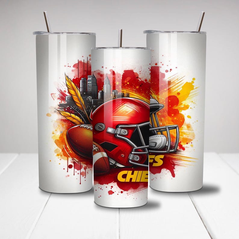 Pu&ograve; includere: Un bicchiere in acciaio inossidabile bianco con un design grafico rosso, giallo e bianco che presenta un casco da football americano, un pallone da football e la parola "Chiefs".