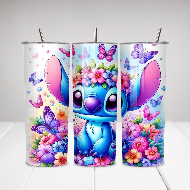 Puede incluir: Un personaje de dibujos animados azul y morado con una corona de flores, vistiendo una camisa azul y pantalones azules, rodeado de flores rosas, moradas y amarillas. El personaje est&aacute; sobre un fondo blanco con mariposas.