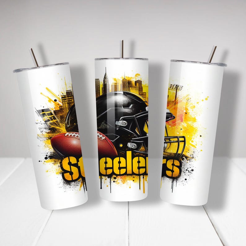 Op de afbeelding: Drie witte roestvrijstalen bekers met zwart-gele Pittsburgh Steelers-ontwerpen. Elke beker heeft een voetbal, een helm en het woord "Steelers" in het geel. De achtergrond bevat een stadsgezicht en gele verfspatten.