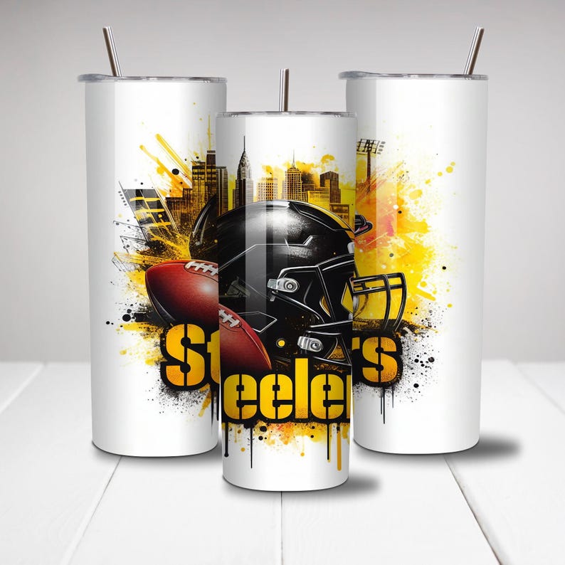 Op de afbeelding: Drie witte ge&iuml;soleerde bekers met zwart-gele Pittsburgh Steelers graphics. Het ontwerp omvat een footballhelm, een football en een skyline met het woord "Steelers" in geel.
