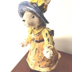Mrs Bunny は、非常に精巧に手作りされたアンティーク陶器のウサギです。コレクションや展示品に加えるのに最適です。