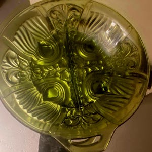 Diseño vintage de vidrio Indiana Glass Killarney en verde aguacate. Plato para salsas o dulces.