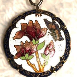 Beautiful vintage cloisonné floral pendant.  A lovely flower design with gold trim and golden intricate details.
