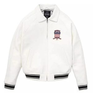 Puede incluir: Chaqueta blanca con cuello, cierre de cremallera y pu&ntilde;os y dobladillo a rayas blancas y negras. Presenta un logotipo en el pecho con el texto "AVIREX" y un dise&ntilde;o de bandera americana. Un estilo cl&aacute;sico de chaqueta bomber.