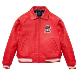 Peut inclure: Veste en cuir rouge vif avec un col et une fermeture &eacute;clair. La veste pr&eacute;sente un &eacute;cusson sur la poitrine avec le texte "AVIREX" et un motif. Les poignets et l'ourlet ont des d&eacute;tails ray&eacute;s blancs et rouges.