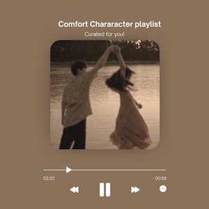 Könnte beinhalten: Ein Paar tanzt bei Sonnenuntergang am Strand. Das Bild wird als Hintergrund für eine Musikplayer-Oberfläche mit dem Text "Comfort Character playlist" und "Curated for you!" verwendet. Die Musikplayer-Oberfläche zeigt einen Wiedergabe-Button, einen Pause-Button, einen Vorwärts-Button, einen Rückwärts-Button und einen Drei-Punkte-Menü-Button. Die Musikplayer-Oberfläche zeigt auch eine Fortschrittsleiste mit der Zeit 02:20 und -00:58.