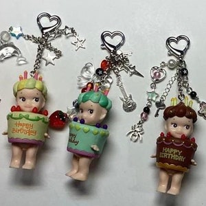 Sonny Angel Schlüsselanhänger Geburtstagskuchen-Serie | Kawaii Sammler Anhänger | Niedliches Taschenaccessoire | Miniatur Figur Geschenk Handarbeit