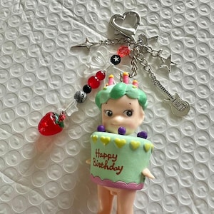 Sonny Angel Schlüsselanhänger Geburtstagskuchen-Serie | Kawaii Sammler Anhänger | Niedliches Taschenaccessoire | Miniatur Figur Geschenk Handarbeit