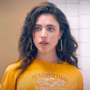 Los pendientes de corazón dorado de Sue en The Substance