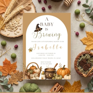 Può includere: Un biglietto d'invito rettangolare per baby shower con bordo color marrone chiaro e centro bianco ad arco. Il testo recita: A BABY IS BREWING, PLEASE JOIN US IN HONORING MOMMY TO BE, Isabella, SATURDAY OCTOBER 19, 2:00 PM - 5:00 PM, 1234 SPOOKY VALLY MIAMI, FL 12345, RSVP TO ROSE AT 333 444 5566.