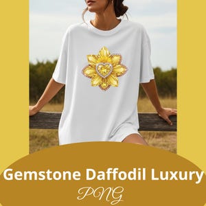 Puede incluir: Camiseta blanca con un diseño detallado de narciso. El diseño floral presenta tonos amarillos y dorados, con un centro en forma de corazón y detalles rosas. El texto "Gemstone Daffodil Luxury PNG" está en la parte inferior.