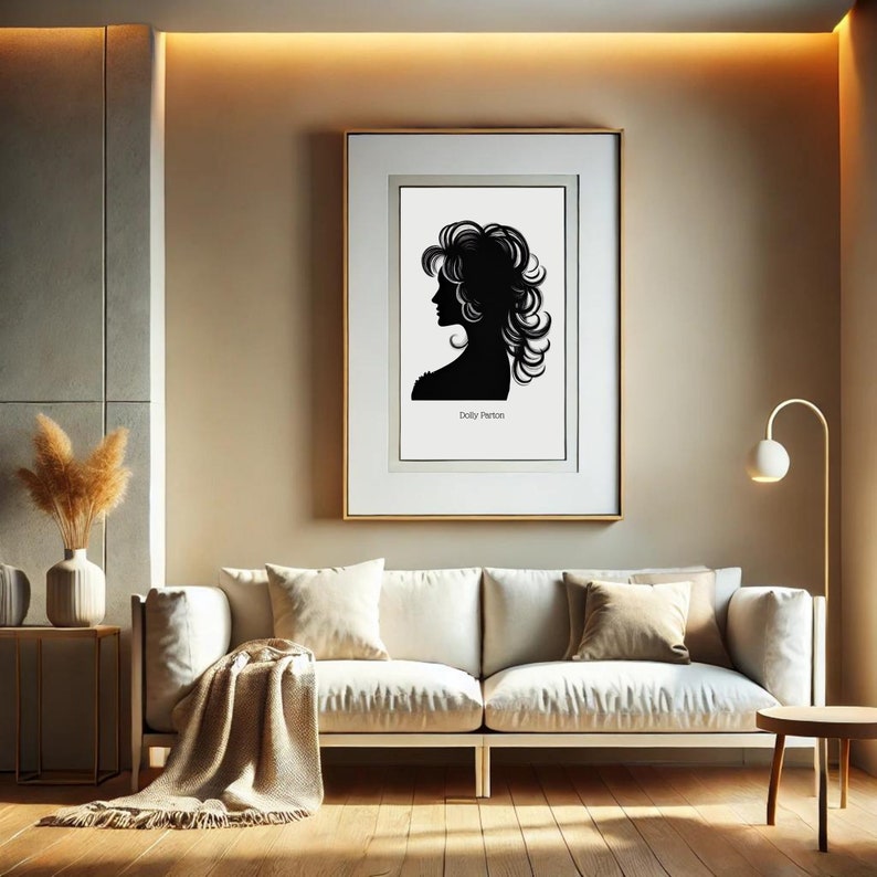 以下が含まれることがあります： ベージュの壁に、金色の額縁に入った、白黒のシルエットで描かれたドリー・パートンのプリントが飾られています。プリントの下には、白いソファと毛布が置かれています。部屋は、金色のフロアランプとサイドテーブルのあるモダンなデザインです。