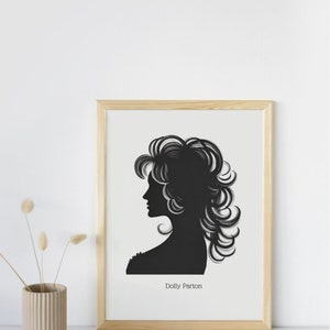 以下が含まれることがあります： 「Dolly Parton」というテキストが画像の下にある、Dolly Partonのシルエットの白黒の額装されたプリントです。