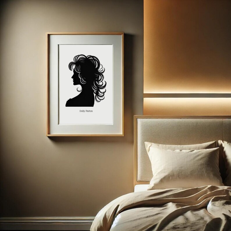 以下が含まれることがあります： ベージュの壁に、額縁に入ったドリー・パートンの白黒シルエットの絵が飾られています。その下には、ベージュのヘッドボードとタン色の寝具を備えたベッドがあります。