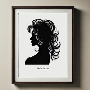以下が含まれることがあります： ドリー・パートンのシルエットが黒と白で描かれています。特徴的なヘアスタイルをしています。シルエットは濃い茶色の額縁に収められており、画像の下には「ドリー・パートン」という文字が印刷されています。