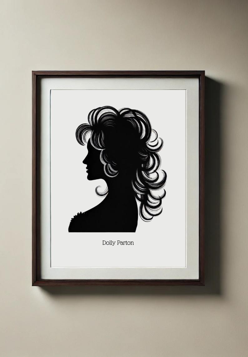以下が含まれることがあります： ドリー・パートンのシルエットが黒と白で描かれています。特徴的なヘアスタイルをしています。シルエットは濃い茶色の額縁に収められており、画像の下には「ドリー・パートン」という文字が印刷されています。