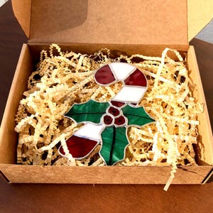Bengala de doces de vidro colorido festivo e azevinho - Decoração de Natal feita à mão - Bengala de doces de Natal Suncatcher - Presente exclusivo - Enfeite de Natal