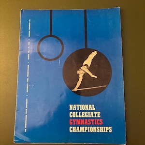 Peut inclure: Une couverture de programme vintage avec un fond bleu et un cercle noir représentant un gymnaste en action. Le texte indique "National Collegiate Gymnastics Championships" en blanc et rouge. Le texte supplémentaire comprend "The Pennsylvania State University" et "March 18, 1960."