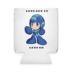 Puede incluir: Enfriador de bebidas blanco con un personaje de dibujos animados azul con casco y traje azul. El texto "LETS GET IT" está encima del personaje y "LETS GO" debajo. El enfriador está diseñado para mantener las bebidas frías.