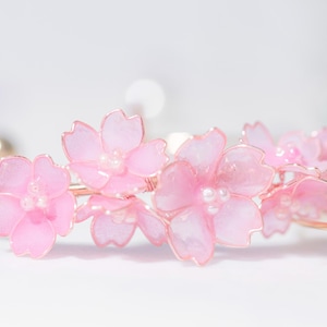 イギリスの手作り桜ブレスレット、春の花、彼女への贈り物、日本の桜ブレスレット、樹脂イヤリング、ピンクの桜、ブライダルウェディング。