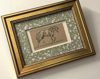 Illustrazioni di cavalli disegnate a mano, Collezione di cavalli gratuiti - Cavallo del prato, cornice dorata, passepartout floreale di AymelekArt