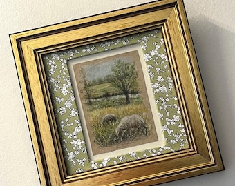 Cuadro paisajístico enmarcado, dibujo de oveja hecho a mano con lápices de colores, miniatura de decoración campestre de 7x7 cm de AymelekArt.