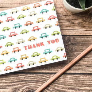 Cartes de remerciement modernes pour fête d'anniversaire ou douche en voiture pour bébé garçon, voitures aux tons rétro pop pour enfants avec enveloppes kraft - Liam by Two Poodle Press