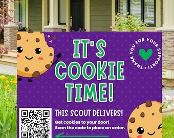 Könnte beinhalten: Ein lila Schild mit einem Comic-Cookie und dem Text "Es ist Cookie-Zeit!"  Dieser Pfadfinder liefert! Holen Sie sich Cookies an Ihre Tür! Scannen Sie den Code, um eine Bestellung aufzugeben. Ein QR-Code ist auf dem Schild enthalten.