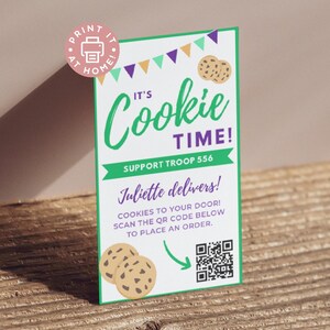 Pode incluir: Um cartão branco com bordas verdes e roxas e uma faixa verde e branca no topo. O cartão diz "It's Cookie Time!" e "Support Troop 556". Abaixo disso, diz "Juliette delivers! Cookies to your door! Scan the QR code below to place an order." Há um código QR no cartão.