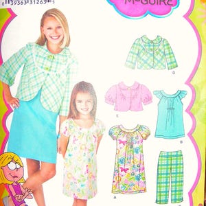 Könnte beinhalten: Simplicity Schnittmuster mit Lizzie McGuire. Das Muster enthält Optionen für ein Kleid, ein Oberteil, eine Jacke und eine Hose. Das Bild zeigt ein Mädchen in einem blauen Kleid und einer grün-weiß karierten Jacke. Das Muster ist für die Größen 3, 4, 5 und 6.