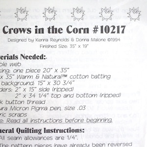 K&ouml;nnte beinhalten: Ein wei&szlig;es Papierschnittmuster mit dem Titel Crows in the Corn #10217, entworfen von Kenna Reynolds und Donna Malone im Jahr 1994. Das Dokument listet ben&ouml;tigte Materialien wie Vlieseline, Baumwollvlies und Stoffreste auf, Endgr&ouml;&szlig;e 89 x 48 cm.