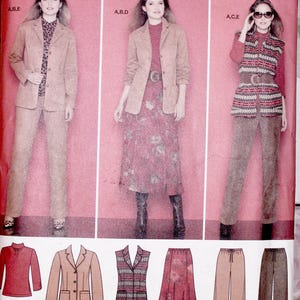 Puede incluir: Patrón de costura Simplicity 2287 con diseños de ropa de mujer. El patrón incluye opciones para una blazer, falda, pantalón y chaleco. El rango de tallas es BB 20W-28W, equivalente a EUR 46-54 y FR 48-56. La imagen muestra modelos con las prendas terminadas.
