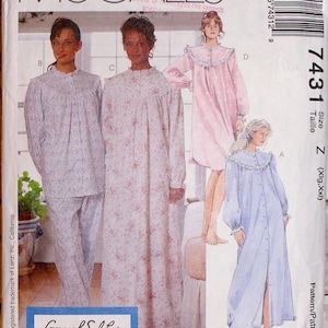 Può includere: Cartamodello McCall's 7431 per indumenti da notte Lanz of Salzburg. La busta mostra quattro varianti di camicie da notte e pigiami con colletti a volant, maniche lunghe e chiusure frontali con bottoni in stampe floreali blu, rosa e bianco.