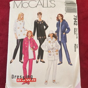 Puede incluir: Patrón de costura McCall's número 7942 para un vestido, una chaqueta y unos pantalones para mujer. El patrón es para las tallas 12-14, mediano. El patrón incluye cuatro atuendos diferentes, todos con un estilo casual y cómodo. Los atuendos presentan una variedad de colores y patrones, incluyendo negro, blanco, rosa y azul.
