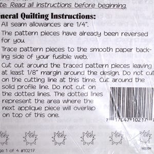 K&ouml;nnte beinhalten: Ein wei&szlig;es Anleitungsblatt mit schwarzem Text unter der &Uuml;berschrift General Quilting Instructions. Es enth&auml;lt vier nummerierte Schritte, einen Strichcode, sechs kleine Sonnensymbole am unteren Rand sowie den Text Page 1 of 4 #10217 und W2204.