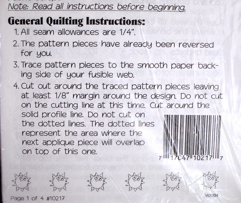 K&ouml;nnte beinhalten: Ein wei&szlig;es Anleitungsblatt mit schwarzem Text unter der &Uuml;berschrift General Quilting Instructions. Es enth&auml;lt vier nummerierte Schritte, einen Strichcode, sechs kleine Sonnensymbole am unteren Rand sowie den Text Page 1 of 4 #10217 und W2204.